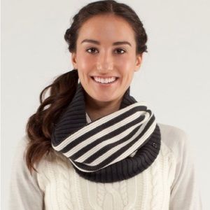 Lululemon Chalet Keep Your Neck Cozy Neckwarmer Scarf Nylon Rayon Cashmere